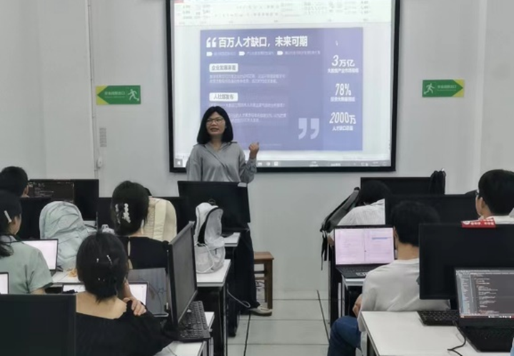 泰迪智能科技携手景德镇陶瓷大学开展《深度学习导论与应用课程设计》实践周课程